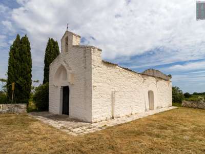 In origine la chiesa aveva pianta quadrata e copertura a capriate.Le modifiche arrivarono nel 500: la navata fu allungata e venne rifatta la facciata a cui venne aggiunto un piccolo campanile a vela